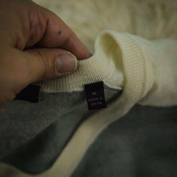 ATM Anthony Thomas Melillo Size Medium M Gray Ivory Merino Wool V Neck Sweater - Picture 5 of 7